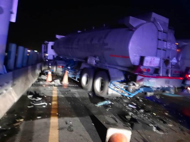 化学槽车发生泄漏。（民眾提供／李京升苗栗传真）