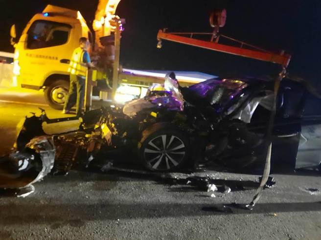 黑色轿车车头全毁。（民眾提供／李京升苗栗传真）