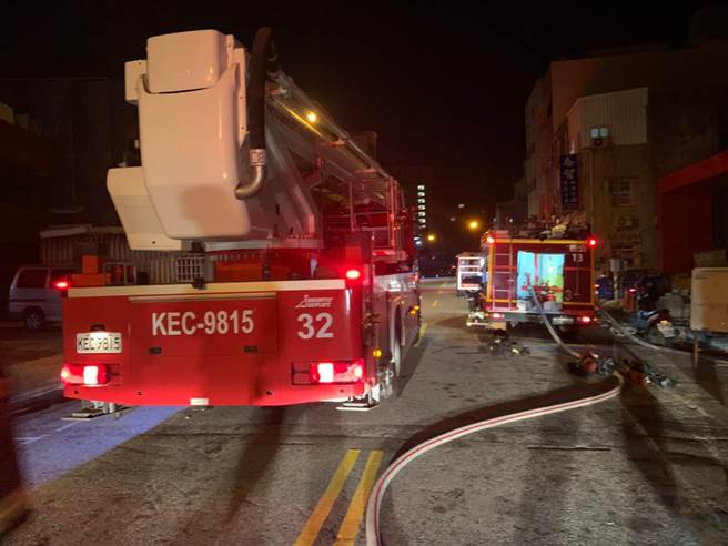 澎湖县马公一栋寺庙大楼凌晨窜出浓烟，警消派出7车16人前往抢救。（澎湖消防局提供／许逸民澎湖传真）