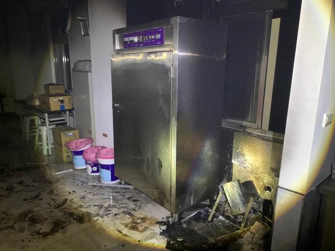 起火点2楼的饮水机，已燃烧殆尽。（澎湖消防局提供／许逸民澎湖传真）