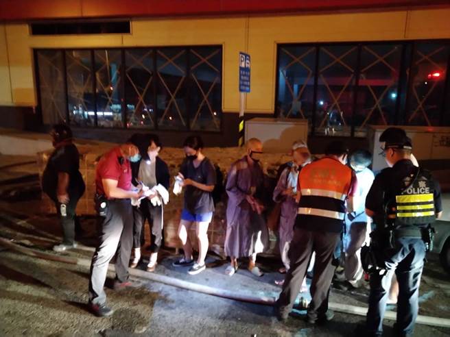 警消抢救搜索时，救出受困5楼的5名女性。（澎湖消防局提供／许逸民澎湖传真）