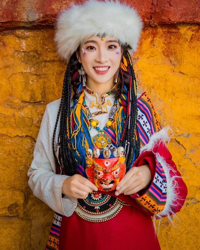 何时旅游、轻装上阵创办人许采原在西藏行程中推出藏服体验 。（轻装上阵提供／吴娮翎台北传真）