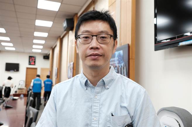 新竹县长杨文科宣布环保局副局长萧宏杰，8日起代理环保局长。（罗浚滨摄）