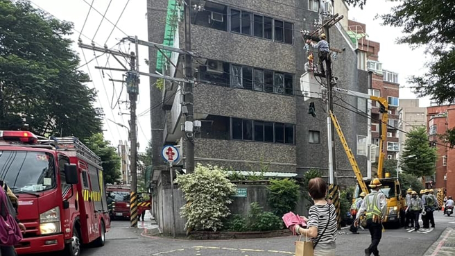 一名住天母的网友表示，疑似听变电箱爆炸声，之后就停电了。（图／网友授权提供）
