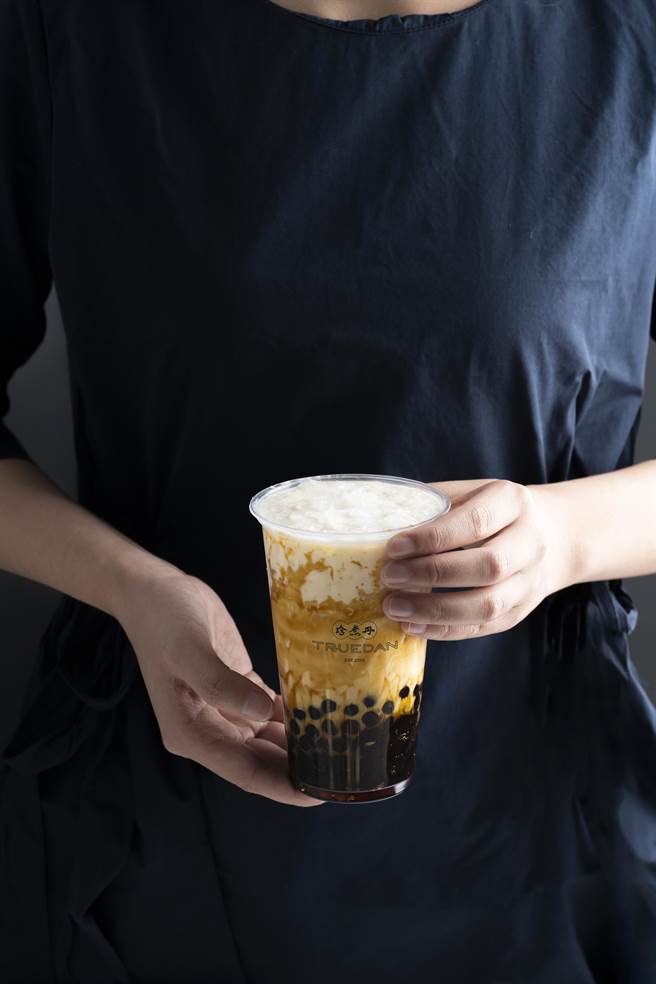 珍煮丹黑糖珍珠鲜奶父亲节特惠，中杯两杯88元。（珍煮丹提供／吴娮翎台北传真）