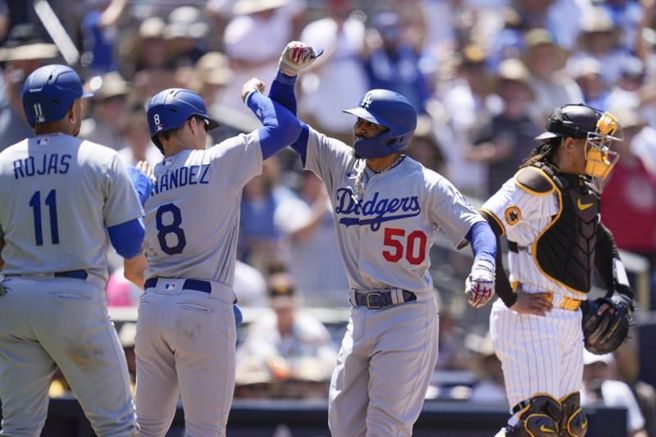 道奇贝兹(50号)与队友贺南德兹庆祝满贯全垒打。（美联社）