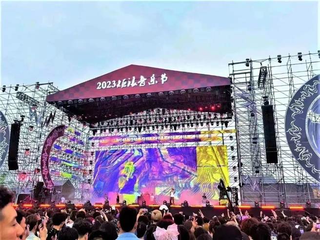 4月開始，西安便以平均每月2場大型個人演唱會的速度推進演藝市場復甦。圖為7月29日-7月30日在西安舉行的矩浪音樂節。（觀察者網）