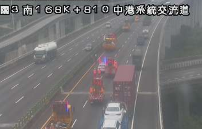 國3南下中港交流道「自小客撞緩撞車」，占全車道，回堵1K。(翻攝高速公路1968)