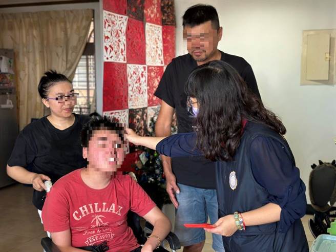 桃园执行分署除协助转介社会局提供经济协助，也向爱心社申请慰问金致赠给刘男当生活费，其他同仁听闻也自发性捐款购买尿布。(桃园分署提供／蔡依珍桃园传真)