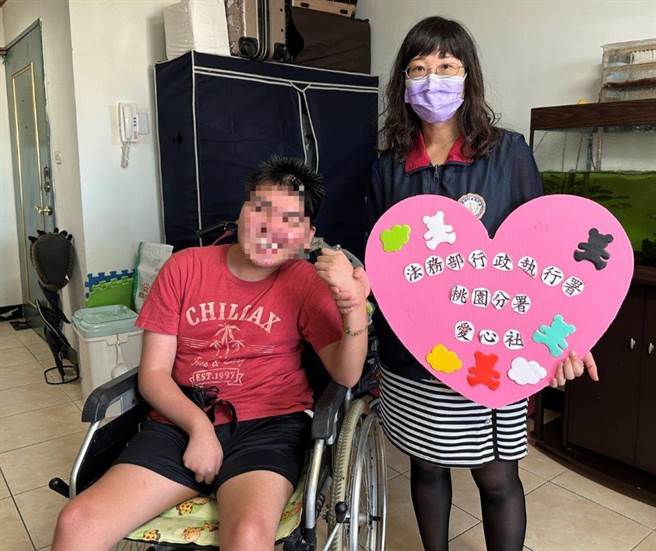 桃园执行分署除协助转介社会局提供经济协助，也向爱心社申请慰问金致赠给刘男当生活费，其他同仁听闻也自发性捐款购买尿布。(桃园分署提供／蔡依珍桃园传真)