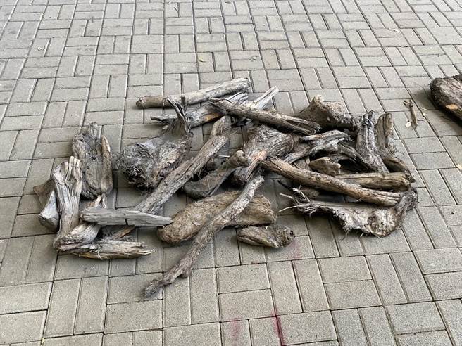 查扣台灣扁柏2塊、紅檜3塊與紅檜枝削材1批等價值逾3萬元的珍貴漂流木，及作案工具鏈鋸等贓證物。（宜蘭縣警察局三星分局提供／吳佩蓉宜蘭傳真）