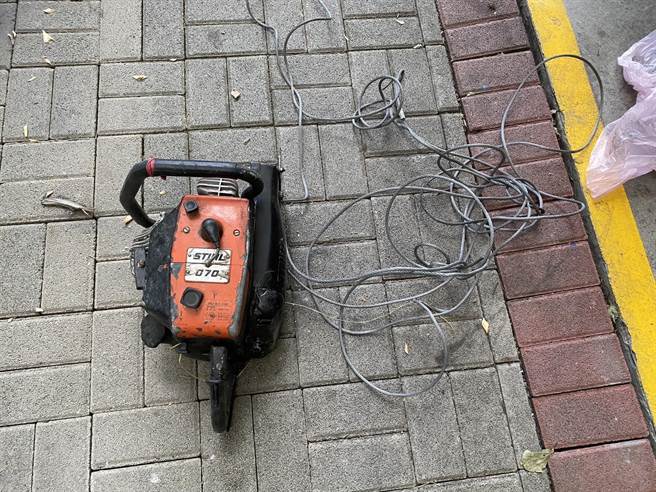 查扣台灣扁柏2塊、紅檜3塊與紅檜枝削材1批等價值逾3萬元的珍貴漂流木，及作案工具鏈鋸等贓證物。（宜蘭縣警察局三星分局提供／吳佩蓉宜蘭傳真）