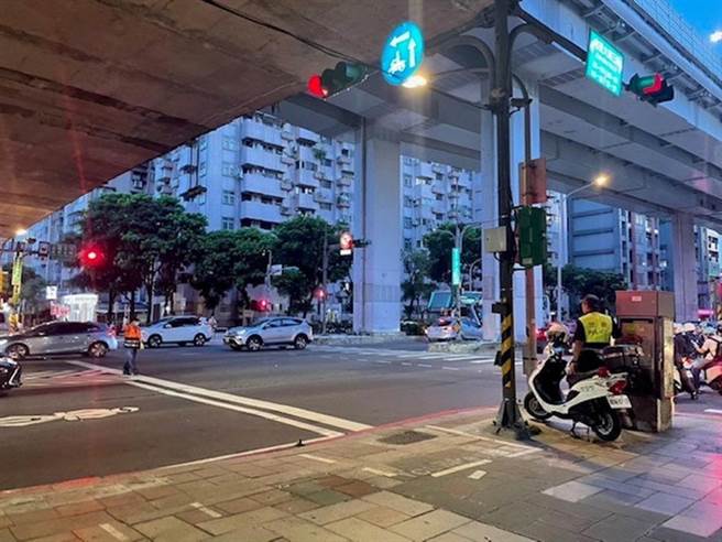 台北市警察局交通大隊9日將針對市民、環河高架道路下班尖峰車流，下午3時起派員路況查報、彈性疏導，並視車流狀況實施控燈。（台北市警察局交通大隊提供／劉彥宜台北傳真）