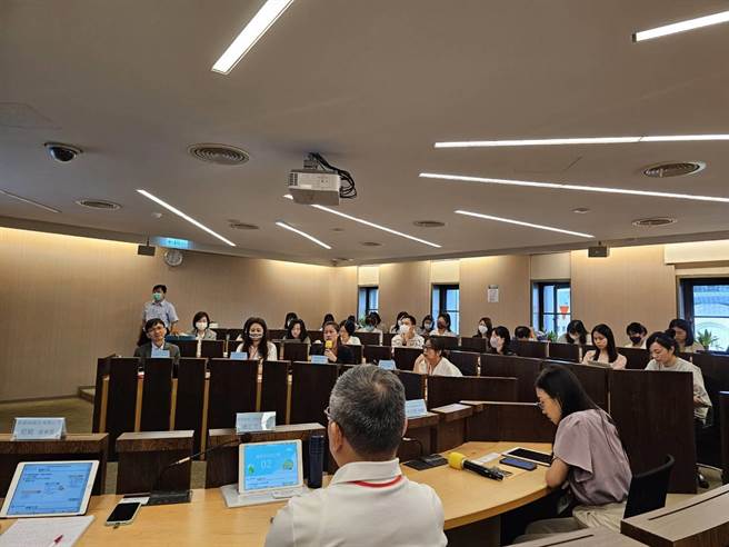 环保署今日举办推动纺织品资源循环利用系列座谈会」，第一场以「品牌服饰业及百货业纺织品循环指引草案」拉开序幕。（李柏澔摄）