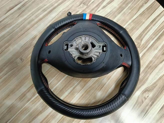 警方在陳男車上發現用來砸車的黑色方向盤。（警方提供）