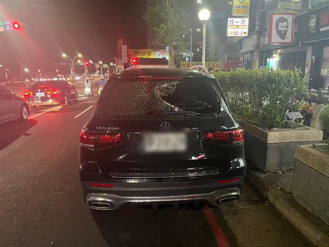 謝男車輛後檔玻璃被砸破。（警方提供）