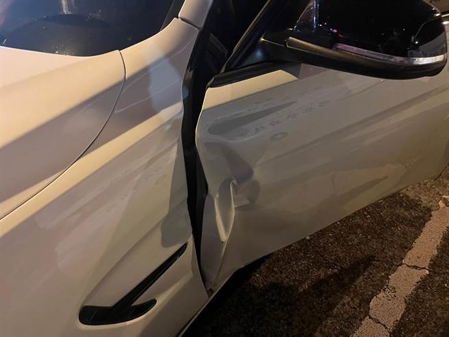 陳男白色轎車也因遭衝撞，造成車門毀損。（警方提供）