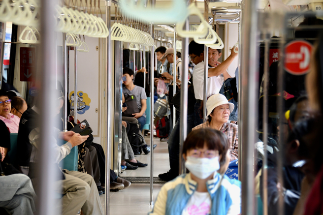 北捷瀰漫旅客的汗味及狐臭味，让男子超级难受。（图／示意图，达志影像）