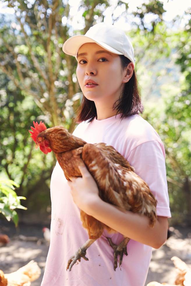 刘品言带粉丝体验先前她拍电影的抓鸡生活。（鸿言娱乐提供）