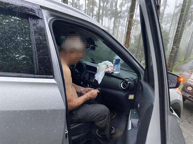 台中一名70多歲的陳姓男子日前到太平山區訪友，返家時忽遇暴雨迷航，警方冒雨入山搜索6小時才在產業道路山溝發現老翁全身淋濕坐在駕駛座瑟瑟發抖。（太平警分局提供／馮惠宜台中傳真）