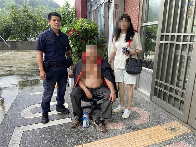 經警方發動搜山協尋找到老翁，其子女聽到尋獲父親的消息後，頻向警方及熱心民力感謝。（太平警分局提供／馮惠宜台中傳真）
