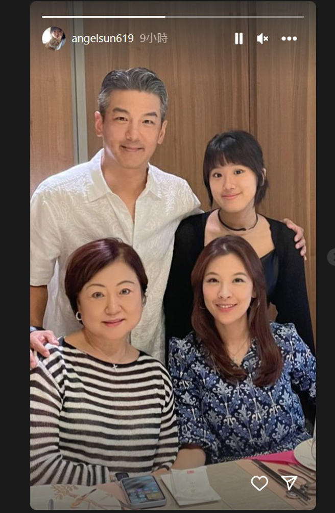 梧桐妹分享与爸爸孙志浩、继母林若亚(前右)和奶奶的家庭聚会照。（图／梧桐妹Instagram）