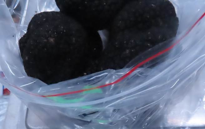義大利出口「新鮮夏季松露」檢出重金屬含量不符規定。（食藥署提供）