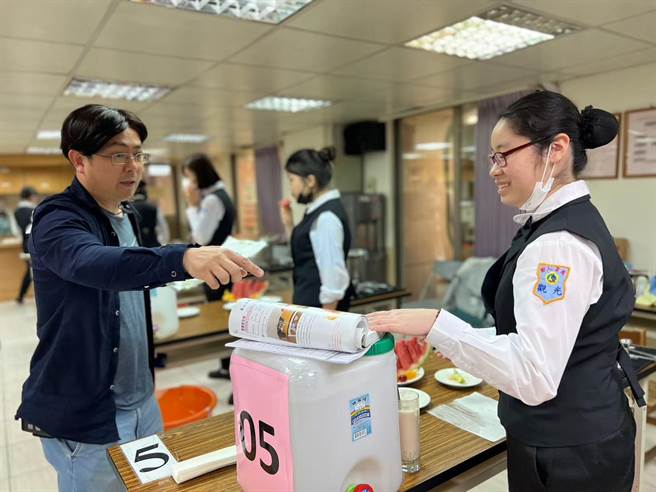 树人家商观光科同学郑安乔（右）获得新北市学生奖学金补助。（新北市教育局提供）