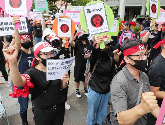 新竹縣私立義民中學不當解雇至少10名教師，引起強烈反彈，全國教師總工會今(8)日偕同超過百位該校師生前往教育部陳情，要求教育部依《私立學校法》第54條規定，解除校長職務。(季志翔攝)