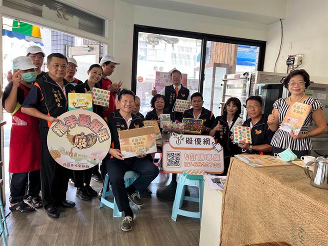 獅子會300-E5區、社會局及星樂工坊共同鼓勵市民朋友及企業以行動購買支持身障朋友。（高雄市社會局提供／林雅惠傳真）
