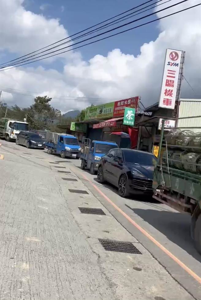 卡努颱風外圍環流大雨，造成有史以來仁愛鄉最嚴重災情。立委孔文吉更爆料，昨天蔡英文總統及行政院陳建仁院長來南投勘災，造成當地交通堵塞。（立委孔文吉提供／陳薏云台北傳真）