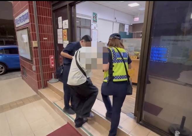 老翁累癱坐在人行道旁，女警見狀趕緊帶回派出所休息。（翻攝照片／崔正綱高雄傳真）