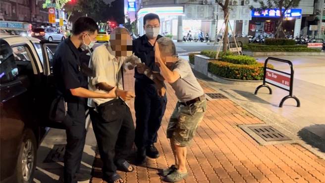 老翁平安返家後，弟弟頻頻向員警表達感謝。（翻攝照片／崔正綱高雄傳真）