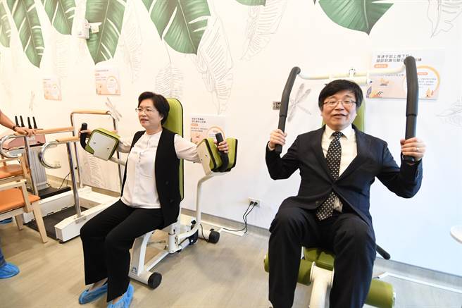彰化县长王惠美（左）与卫福部常务次长周志浩（右）试用健身器材。（彰县府提供／孙英哲彰化）