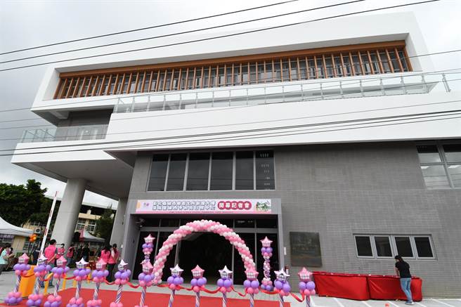 彰化县线西乡卫生所新建长照社福大楼歷经3多年的兴建，在父亲节开幕启用。（彰县府提供／孙英哲彰化）