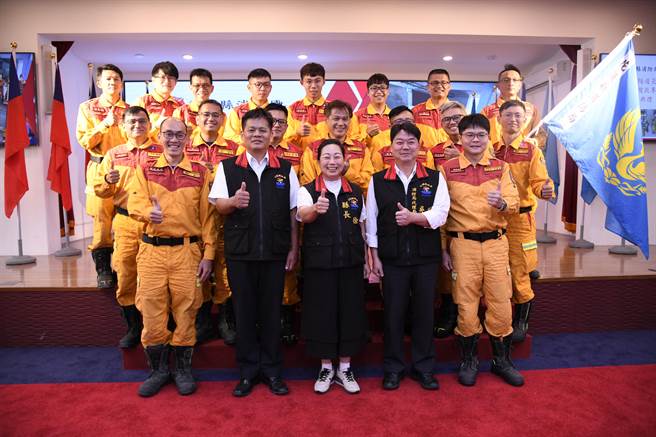花蓮縣消防局特搜隊小隊長蔡壐鈞（第三排右一）5日前往瑞士受訓，今卻被人發現躺在床上無生命跡象，經搶救無效；圖為受訓前的授旗合照。（花蓮縣政府提供／羅亦晽花蓮傳真）