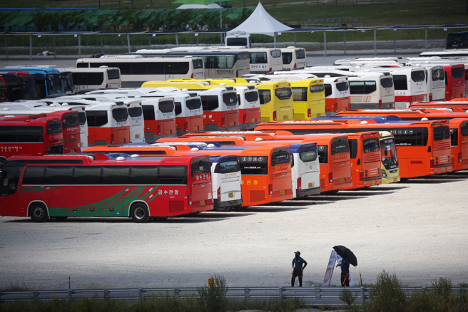 据韩国行政安全部提供资料，今天起预计协助来自156国共3万7000多名代表团成员转移住宿地点，千余辆巴士根据代表团国籍区分，分别前往京畿道、忠清南道、首尔、仁川、忠清北道、大田、世宗、全罗北道等地的128处住所(图/路透社)
