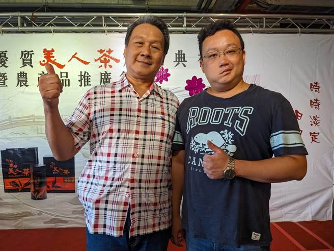坪林茶農蘇文松（左）與兒子蘇冠軒（右）共同創立「山香研茶」品牌，獲辦「新北市美人茶評鑑比賽」特等獎。（陳慰慈攝）