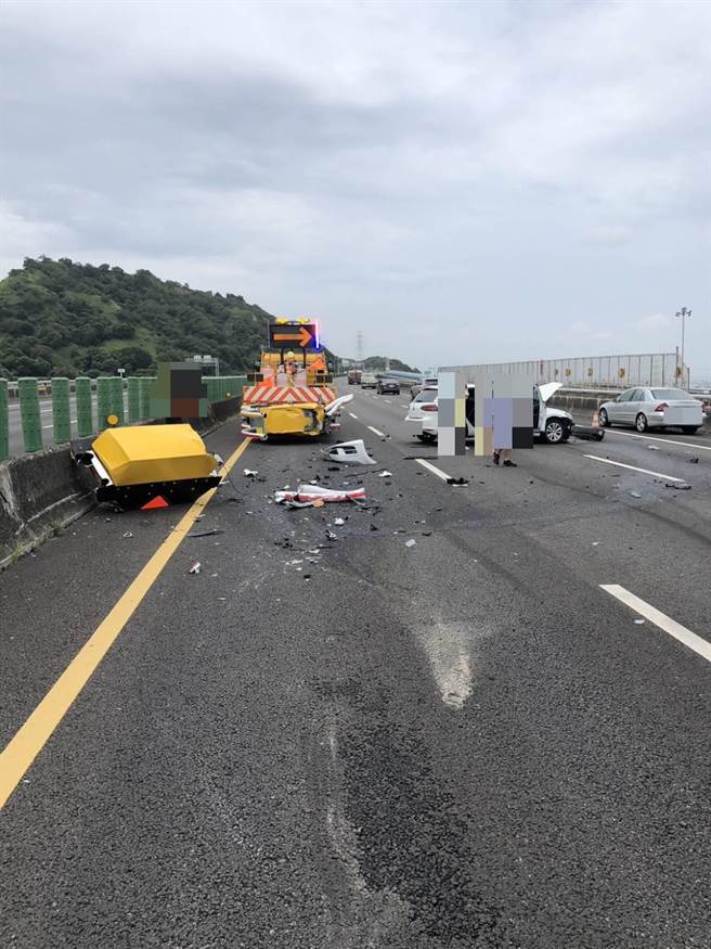 国道3号8日发生追撞车祸，赖男驾驶小客车开启自动驾驶功能，不慎撞击缓撞车。（警方提供）