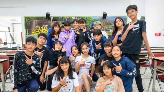 樂天女孩卉妮現身「浪泥SHOW」直播營，孩子們反應熱烈，分享自己喜歡的球員，也現學樂天應援舞。（圖片來源：浪凡基金會）