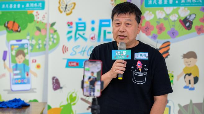 浪凡基金會董事長馬詠睿講評，鼓勵孩子們要有運動家的精神，想著一定要贏就會有自信，希望透過這次營隊，以後站在鏡頭前，可以更有自信。（圖片來源：浪凡基金會）