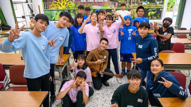 浪直播主「國寶」揹起吉他邊走邊彈唱，分享自己街頭演出，線上線下互動的經驗，也透過自由點歌，鼓勵孩子從自己的優點展現自己。（圖片來源：浪凡基金會）