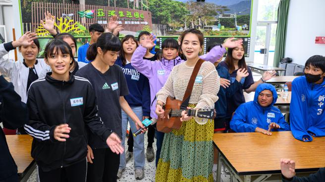 浪直播主「紀儀羚」經常獻身公益，過去有多次到台東和偏鄉孩子互動的經驗，這次分享也獲得孩子們熱烈的回響。（圖片來源：浪凡基金會）
