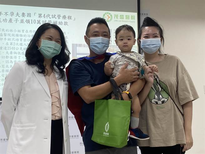 42岁林先生曾经是顶客族，后来和妻子展开10年求子路，终于在去年升格当爸爸，他也说，儿子是他疗癒自己最大法宝。（冯惠宜摄）