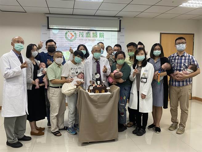 庆祝父亲节茂盛医院邀请因补助案当上爸爸的试管家庭回院，开心切蛋糕。（冯惠宜摄）