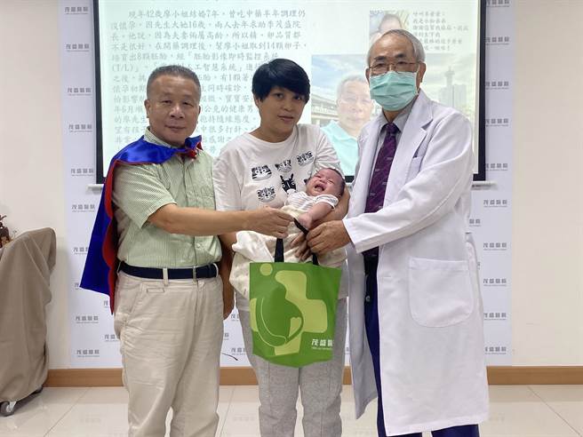 现年60岁的廖先生和小他16岁的太太婚后7年仍无法做人成功，夫妻俩透过政府补助接受试管疗程，今年6月间顺利升格当父亲。（冯惠宜摄）