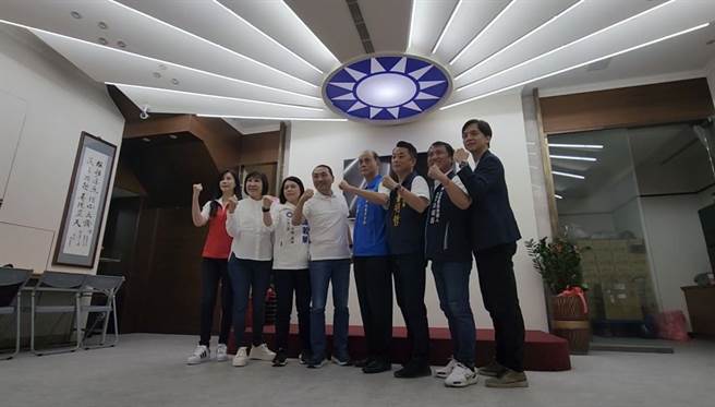 万美玲(左起)、吕玉玲、邱若华、侯友宜、桃园市党部主委黄敏恭、鲁明哲、涂权吉和牛煦庭等人8日便当会谈论选情。(蔡依珍摄)