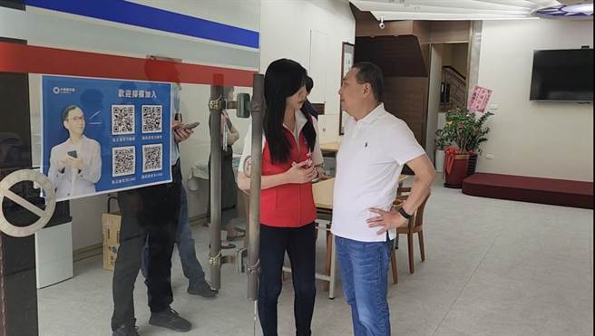 立委万美玲和侯友宜谈论选情。(蔡依珍摄)