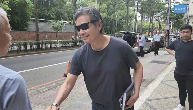 侯友宜竞办执行长金溥聪也陪同聆听。(蔡依珍摄)