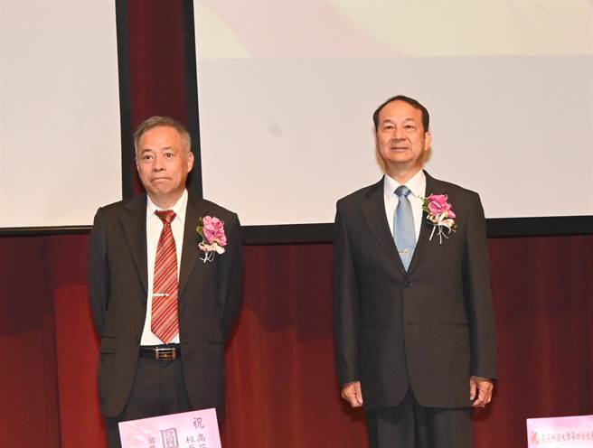 在高苑科大8日举行的代理校长张宏宇与新任校长陈天惠交接典礼，由于代理校长张宏宇有事缺席，造成高苑科大董事长林辉政（左）与陈天惠一度尷尬，之后林辉政直接把印信交给陈天惠。（林瑞益摄）